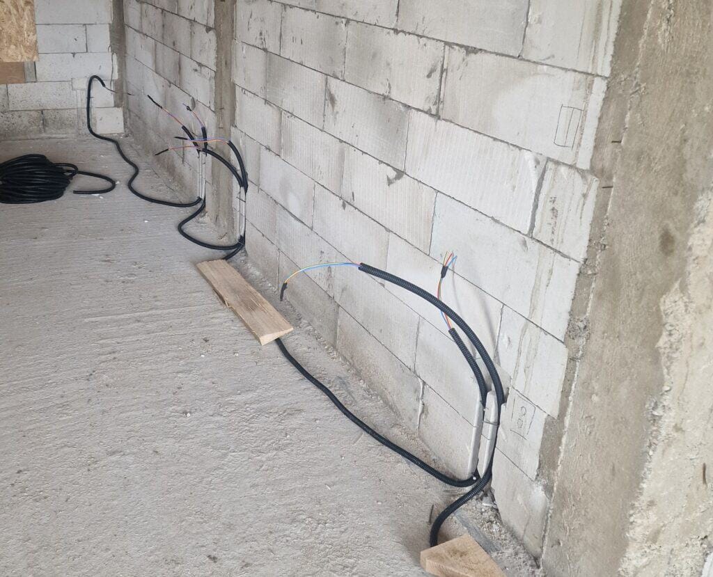 Trasee electrice pentru prize prin șapă, copex și cabluri