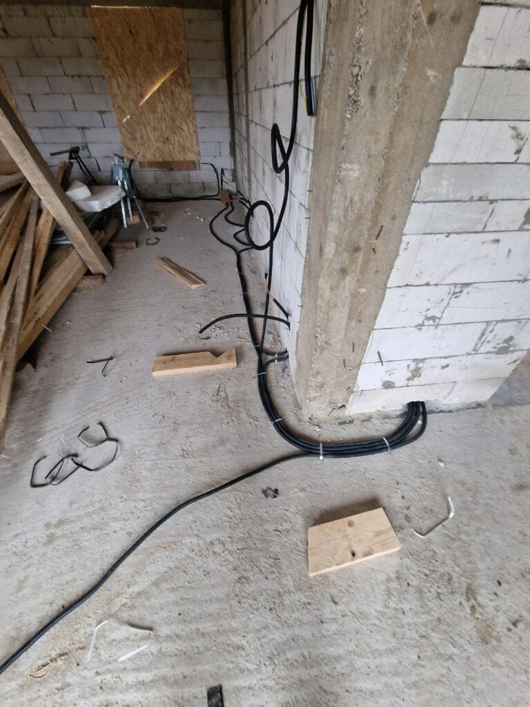 Instalația electrică a casei în lucru, trasee și pregătire pentru montaj