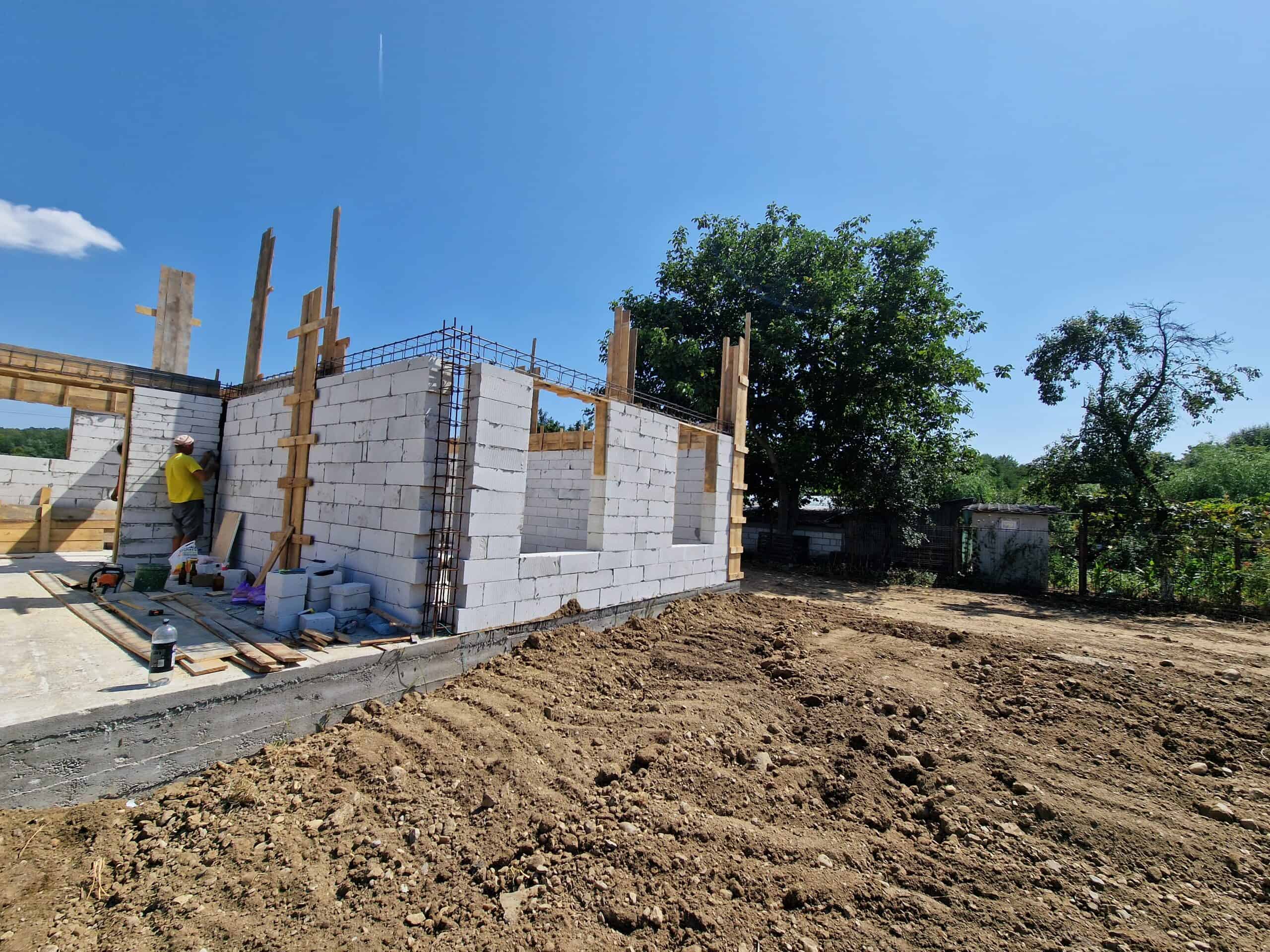 stalpi si centura casei dupa turnare la casa la rosu