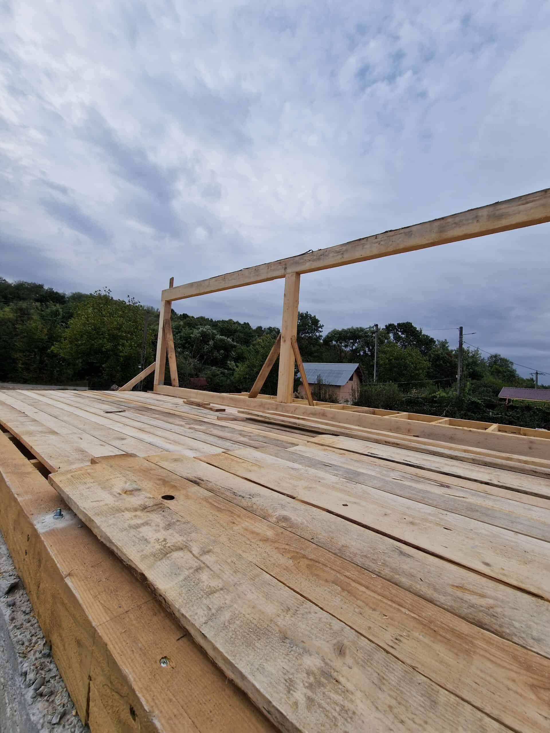 detaliu acoperis si structura lemn casa in constructie