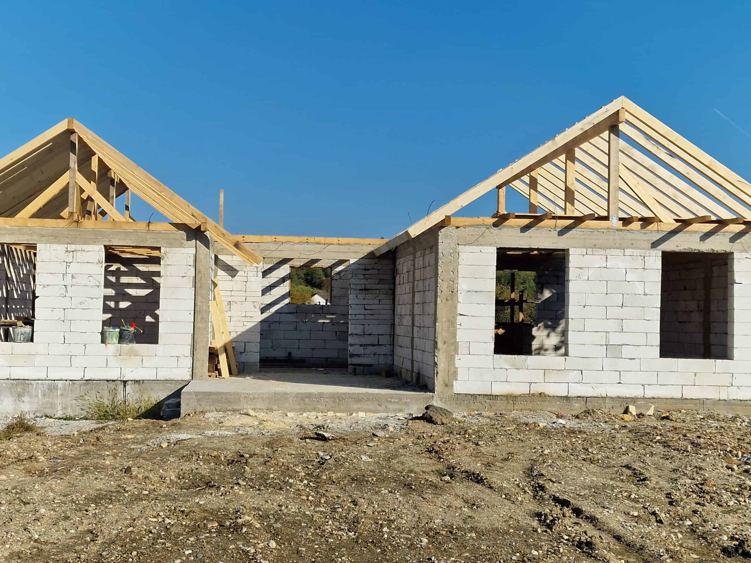 acoperis casa la rosu cu structura lemn si invelitoare