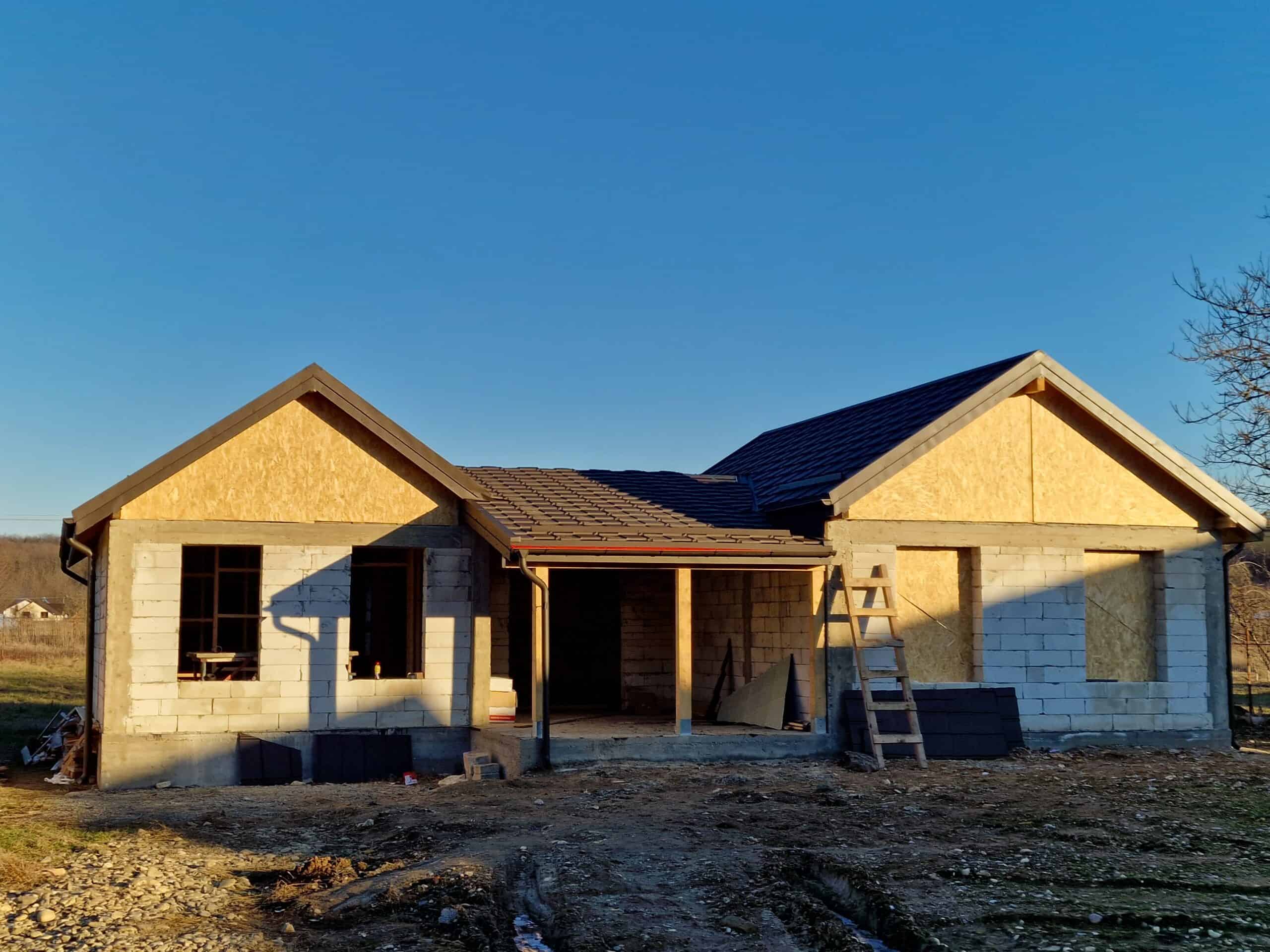 constructie casa la rosu de la fundatie la zidarie si acoperis