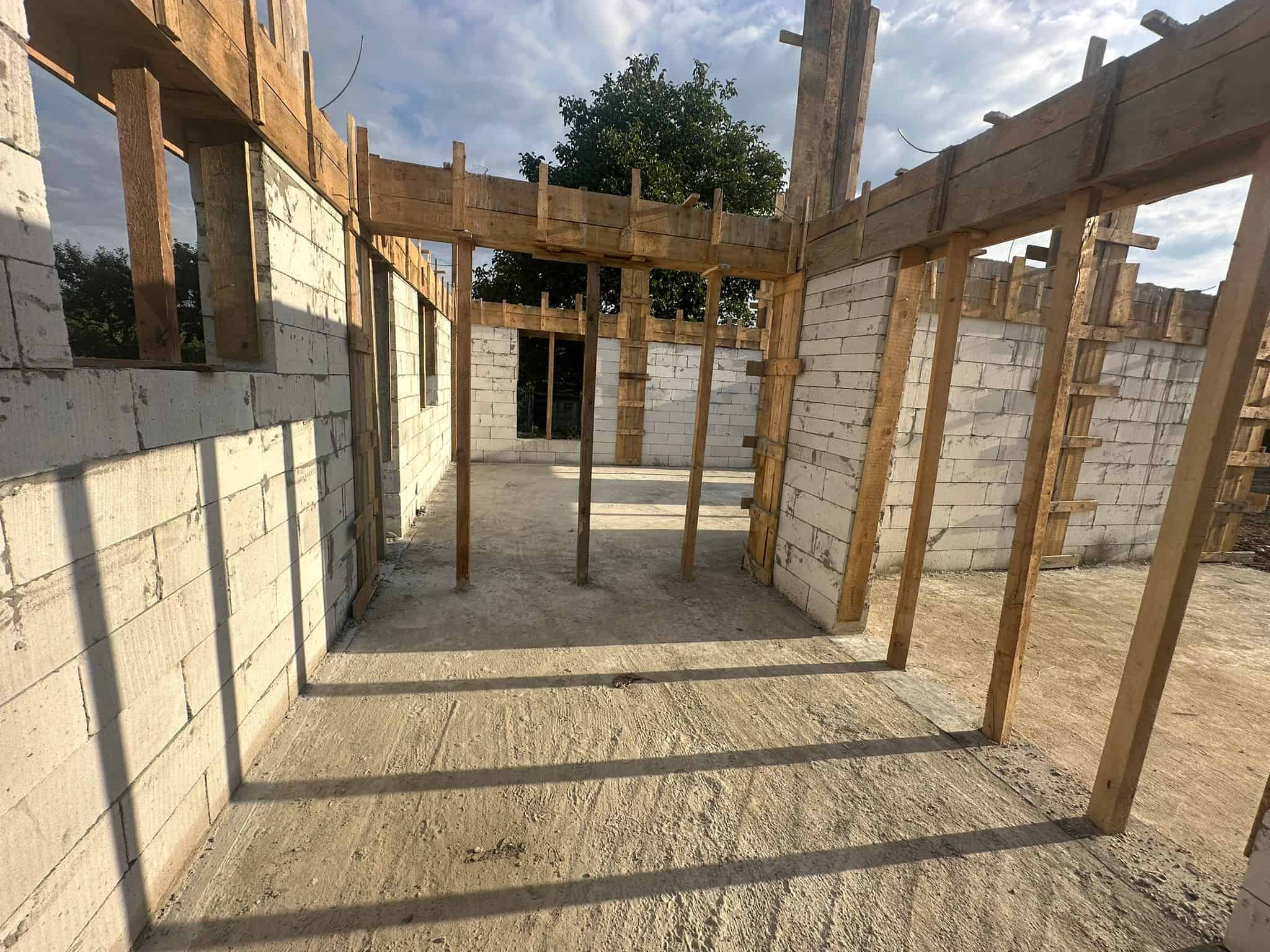 cofraj pentru geamuri stalpi si centura la casa din bca