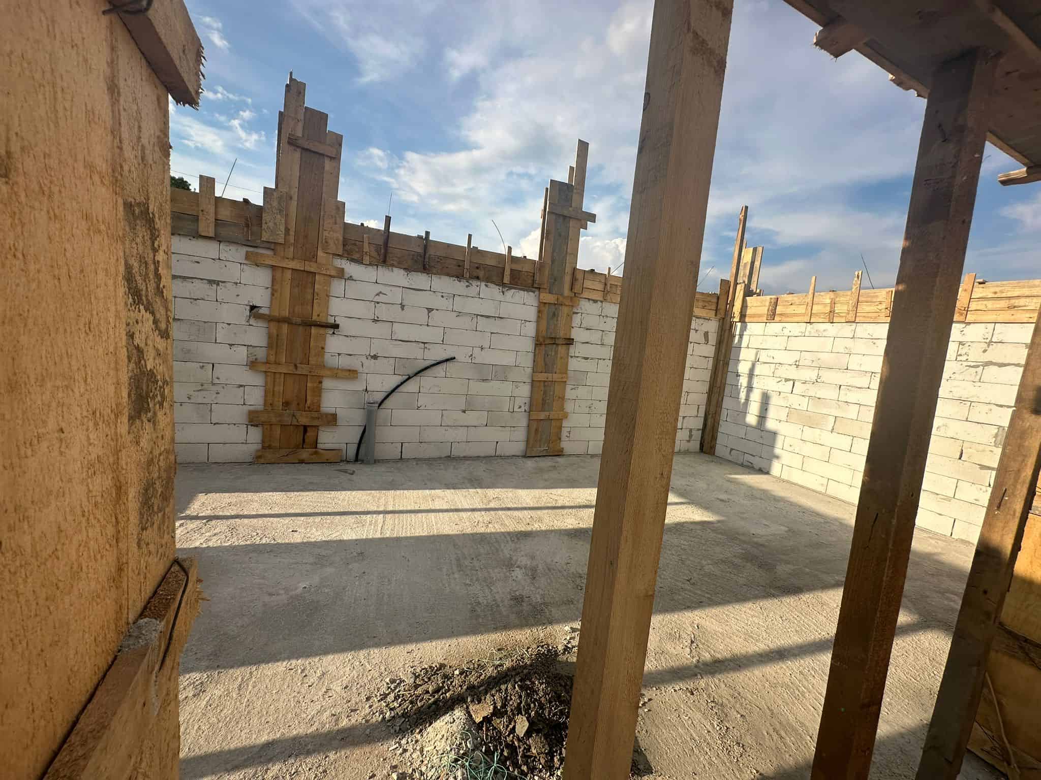 cofraj din lemn pentru centura casei din bca