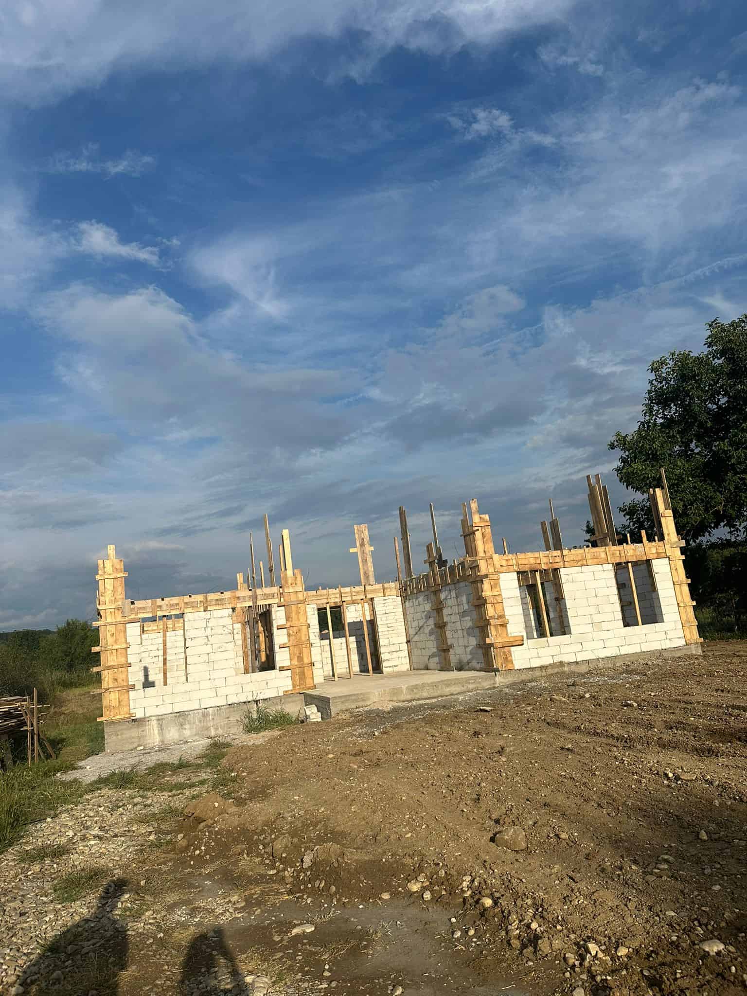 cofraj pentru stalpi si centura la casa la rosu