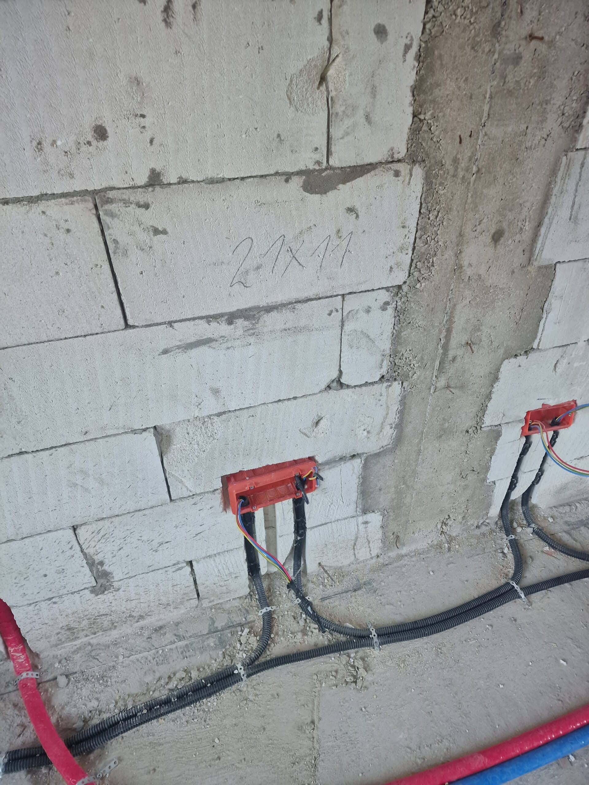 instalatie electrica trasata pe zidarie casa