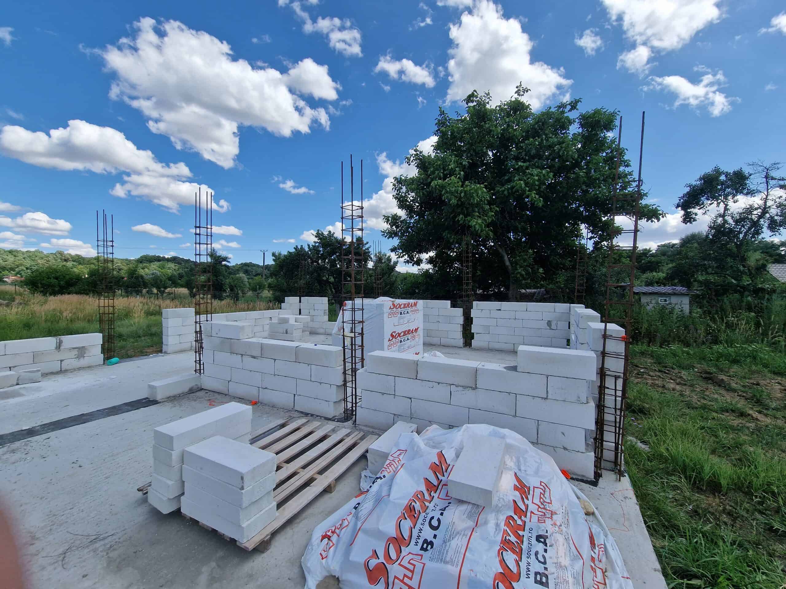 stalpi armatura si zidarie casa in santier