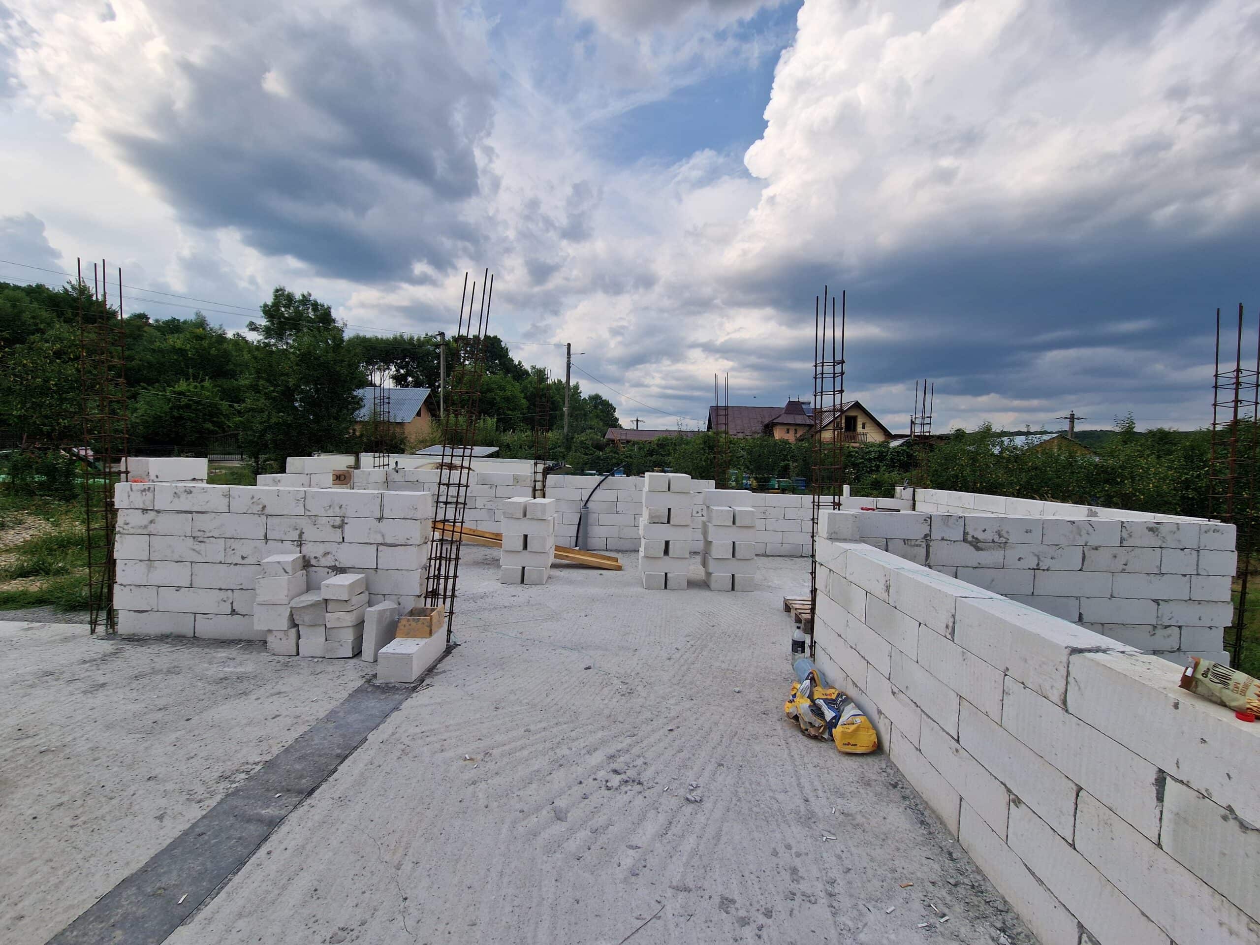 constructie casa din bca in timpul lucrarilor de zidarie