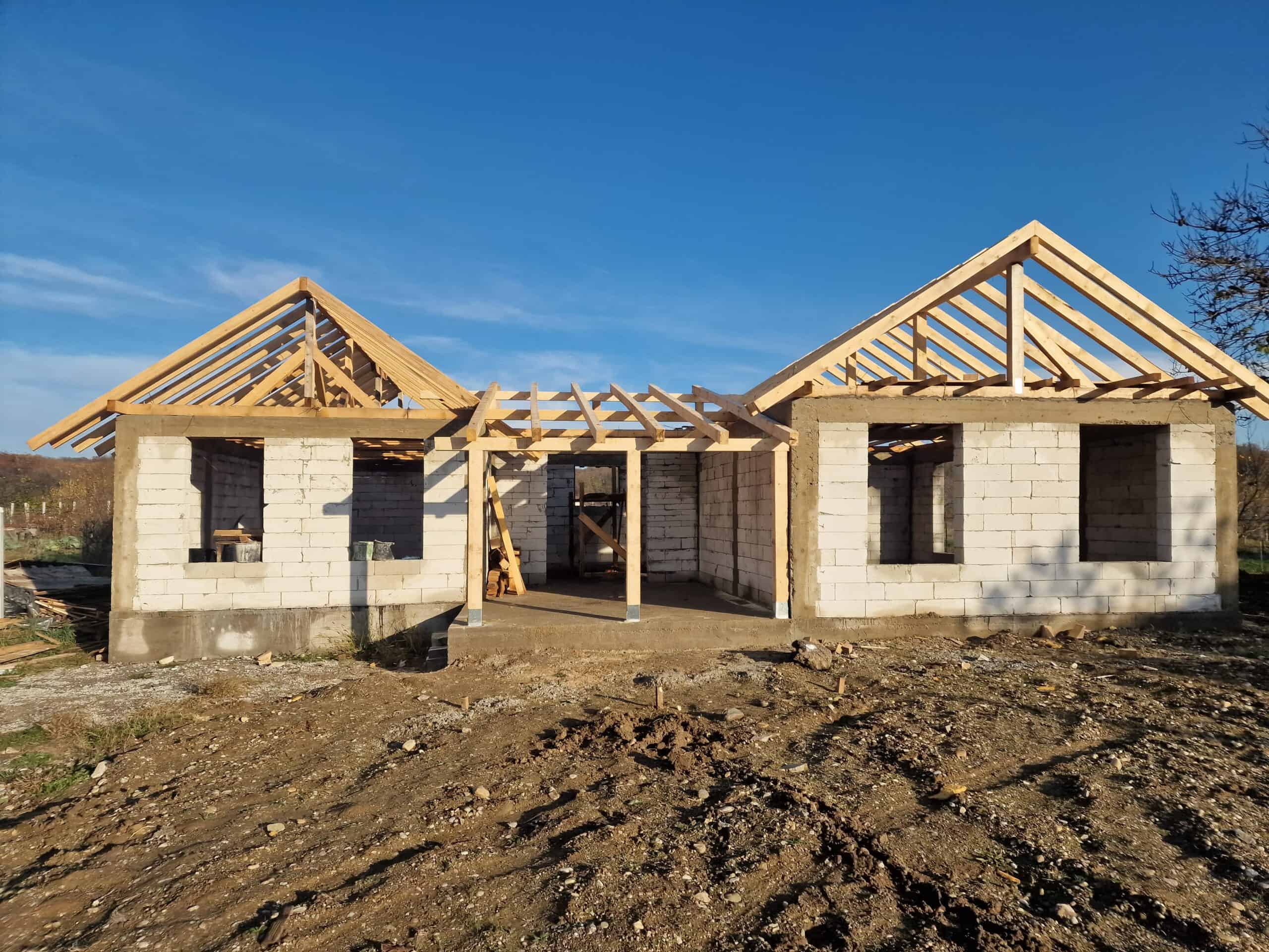 Structura acoperis casa la rosu costuri lemn constructie 2026