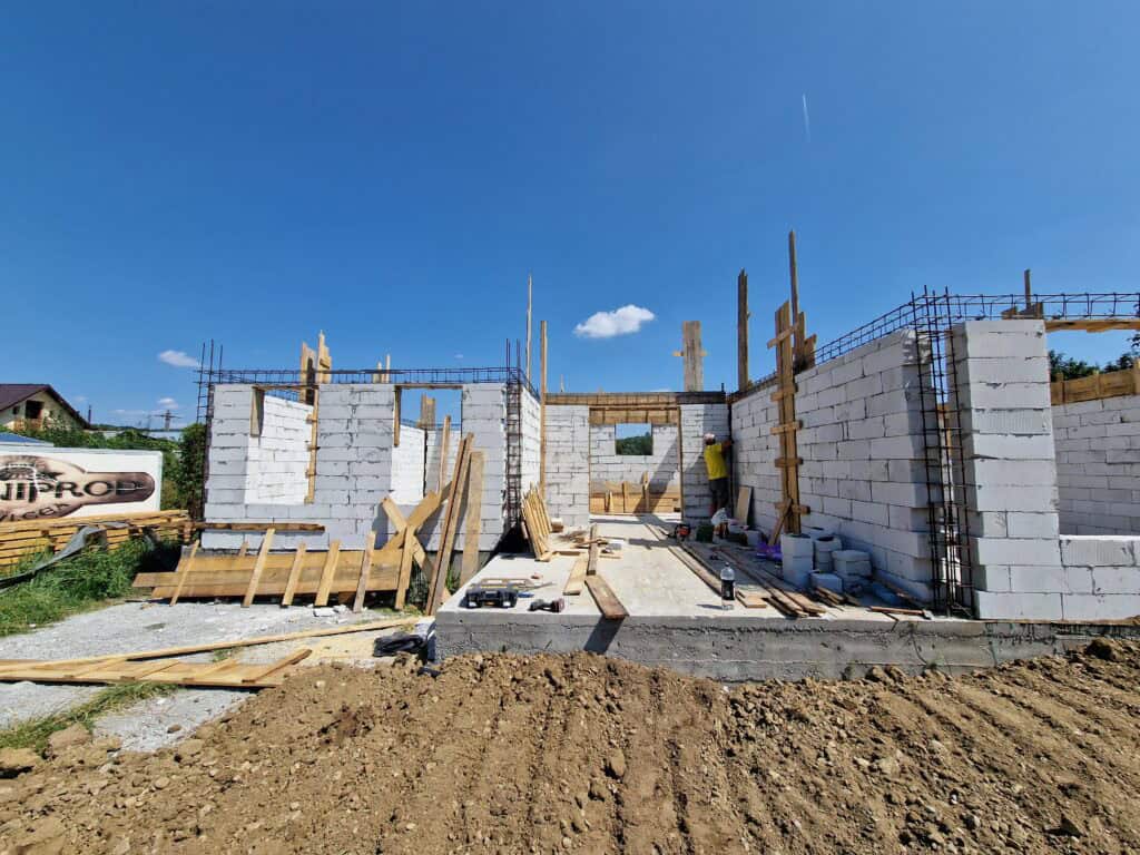 Cost casă la roșu pe mp în 2026 – calcul real pentru 130 mp Cofraj stalpi si centura casa parter