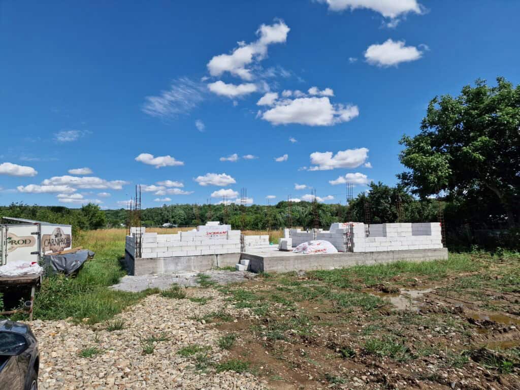 Costuri casă din BCA în 2025: cât m-a costat zidăria (experiența mea reală + calcule) progres santier casa fundatie zidarie